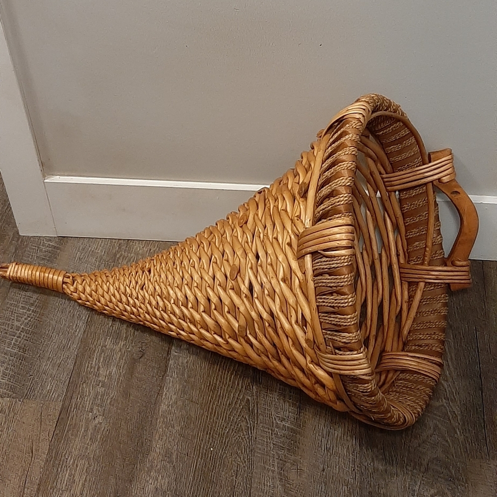 Vintage Wicker Cornucopia Basket / Horn of Plenty - 26" Cute Decor Farmhouse